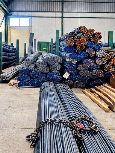 Paquetes de barras de acero corrugado de distintos diámetros en el almacén.